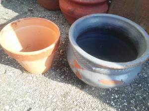 lot 57 image: 2 Ceramic Pots.