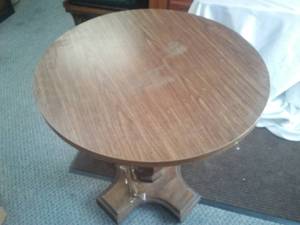 lot 115 image: End Table round.