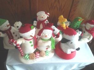 lot 128 image: Hallmark Plush Christmas Collectibles Snoopy, Woodstock, Penguin, and snowman.