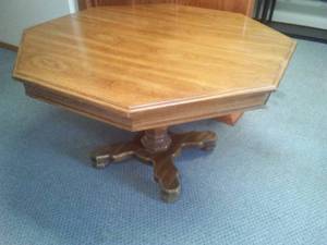 lot 173 image: Oak dining room table (46L x 45W x 29.5H)