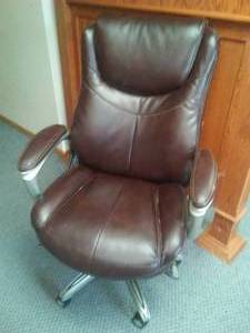 lot 176 image: Lazy Boy Leather office chair. Oversized 300 pound capacity