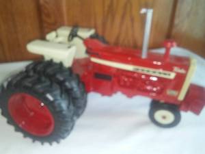 lot 219 image: Farmall Tractor 1206 Diesel Turbo Excellent.