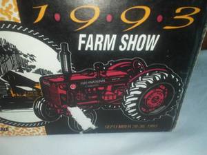 lot 220 image: 1993 Farm Show Tractor in Box. 116 Scale