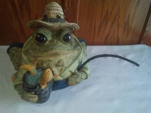 lot 224 image: Resin Fishing Frog. Indoor  Outdoor