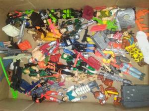 lot 231 image: 14 GI Joe Soldiers, hand weapons, backpacks and more.