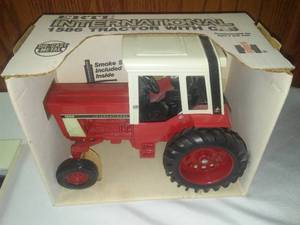 lot 245 image: International 1586 tractor I. H. ERTL