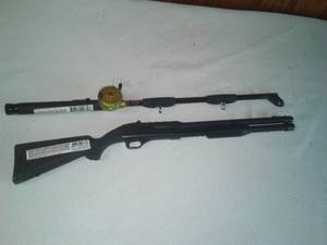 lot 748 image: Novelty Rifle & Fishing Pole Lighters refillable.