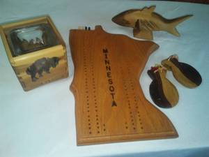 lot 749 image: Wood Carving pieces, MN Cribbage board.