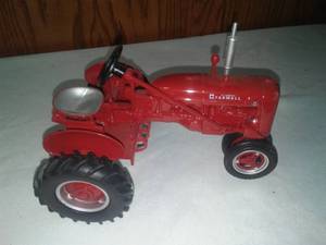 lot 761 image: Farmall tractor - Wide rear wheels