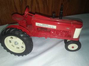 lot 766 image: Farmall tractor 350 great condition.