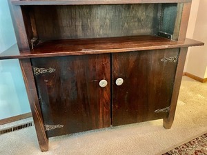 lot 2 image: Lecanos Hutch