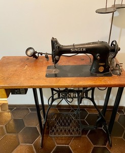 lot 4 image: Vintage Singer Tailors Sewing Machine and Table