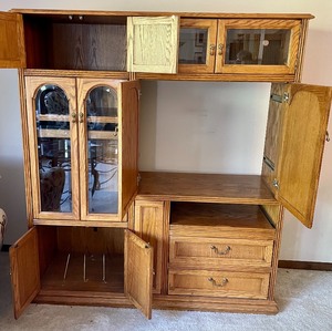 lot 13 image: Excellent Entertainment Center