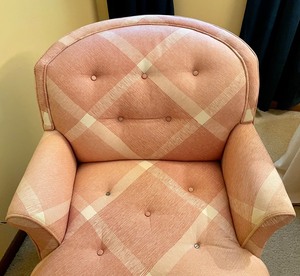 lot 91 image: Petite Pink and White Fainting Couch