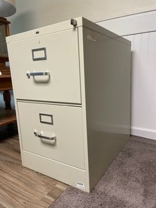 lot 60 image: 2 Drawer Metal File Cabinet