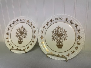 lot 48 image: Pair of Spode 1970 Christmas Plates