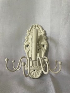 lot 106 image: Wonderful White Decor Items