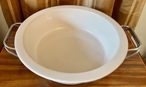 lot 117 image: Dario Farrucci Designs Casserole Dish with Stand