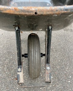 lot 126 image: True Temper USA Wheel Barrow