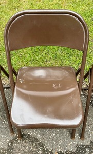 lot 140 image: 5 Brown Metal Folding Chairs