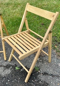 lot 141 image: 2 Light Wood Folding Chairs