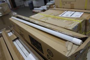 lot 53 image: Lot of (75) V-Tac LED Light Tubes VT-T8DW14.58504