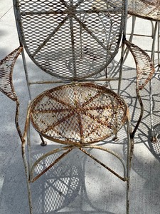 lot 60 image: Heavy Vintage Metal  Patio Set w High Back Chairs