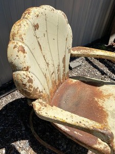 lot 78 image: Vintage Clamshell Lawn Chair