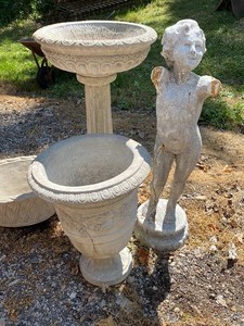 lot 114 image: Variety of Garden Decor
