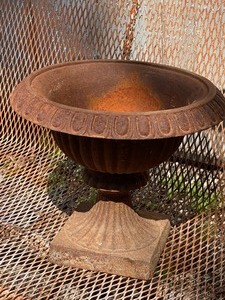 lot 116 image: Cast Iron Urn