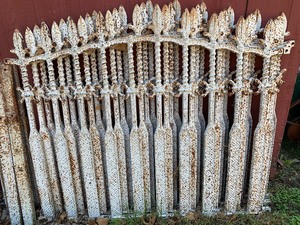 lot 122 image: Vintage Rare Cast Iron Fencing Segments w 5 Joining Braces