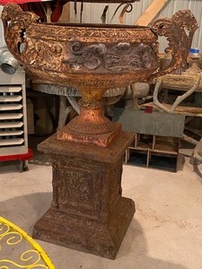 lot 74 image: Dynamic Large Vintage Urn w Lion Figurine Handles. STUNNING