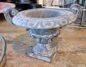 lot 256 image: Assorted Vintage Decor