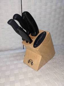 lot 52 image: Knives & Knife Block