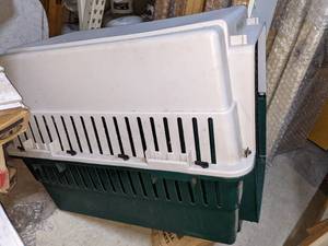 lot 102 image: Remington RA36 Plastic Pet Carrier - Large