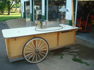 lot 3 image: Lil Orbits Donut Machine & Vendor Cart