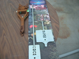 lot 15 image: Planter & Garden Markers