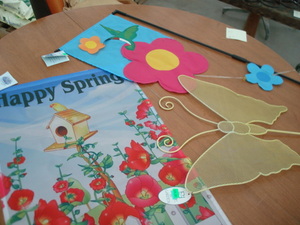 lot 170 image: Garden Flags & Butterfly