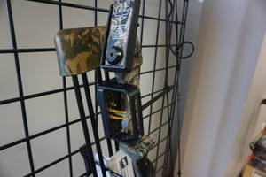 lot 10 image: PSE Deer Hunter Compound Bow