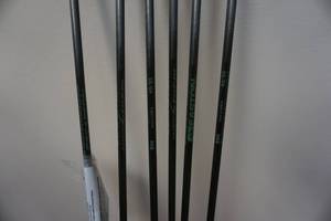 lot 19 image: 6  - Easton Carbon Storm Arrows