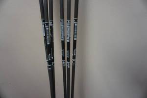 lot 25 image: 6 - Gold Tip Lightning Carbon Arrows With Field Tips