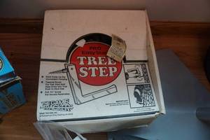 lot 51 image: 4 - The Game Tracker Pro Easy Start Screw In Folding Tree Steps With Bow Hook and Reflective Tacks