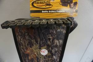 lot 65 image: Tarantula Model Q00200MB Belt Hip Camo Arrow Quiver