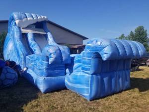 lot 324 image: 19 FT Wild Wave Water Slide