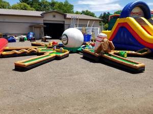 lot 357 image: Cutting Edge Inflatable 9 Hole Miniature Golf