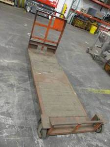 lot 6 image: Metal Rolling Cart