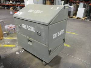 lot 10 image: Metal Rolling Storage Cart