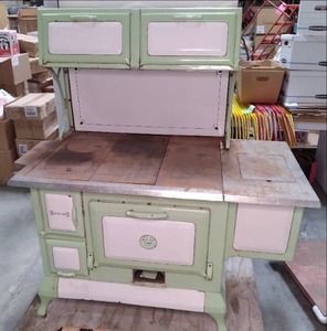 lot 01 image: Antique SanicO Stove Good Shape  533359.5