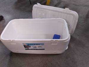 lot 4 image: Quick & Cool 100 quart cooler hing...