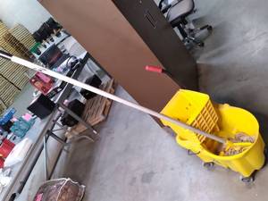 lot 10 image: Rubbermaid commercial mop bucket wi...